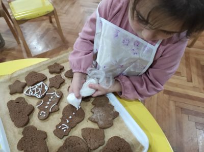Новогодишни колачиња од вредни детски рачиња  – објект „Развигорче“