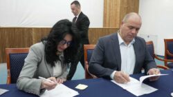 Потпишани трипартитни Договори за соработка на проектот “Инклузија на деца Роми во детските градинки за учебна 2025/26 година”